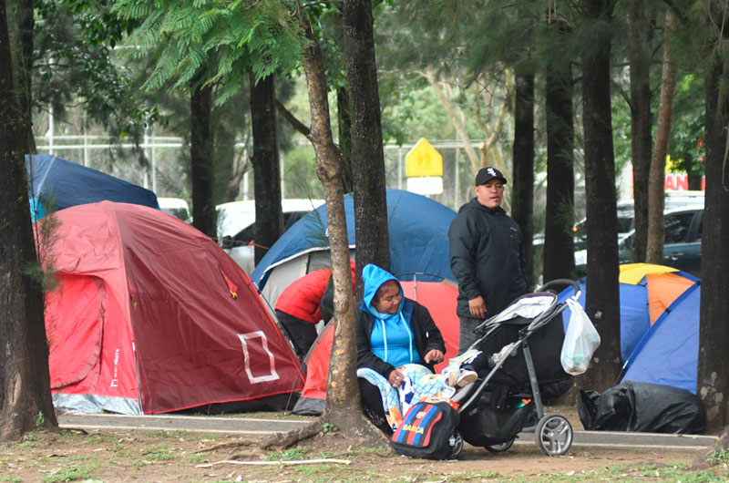 La fiebre por la selección de Guatemala lleva a hinchas a acampar para comprar entradas