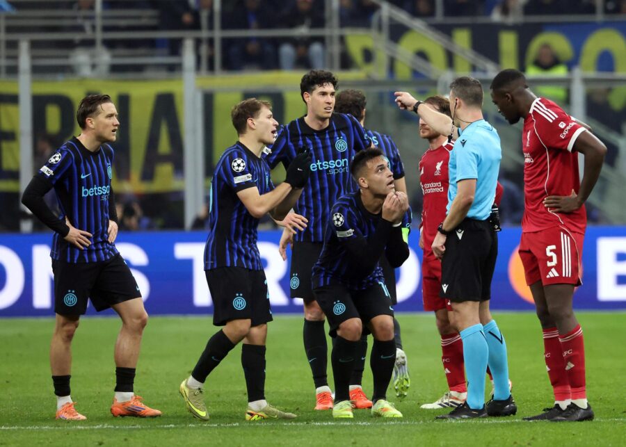 Italia estalla por penalti que dio triunfo al Liverpool sobre el Inter de Milán