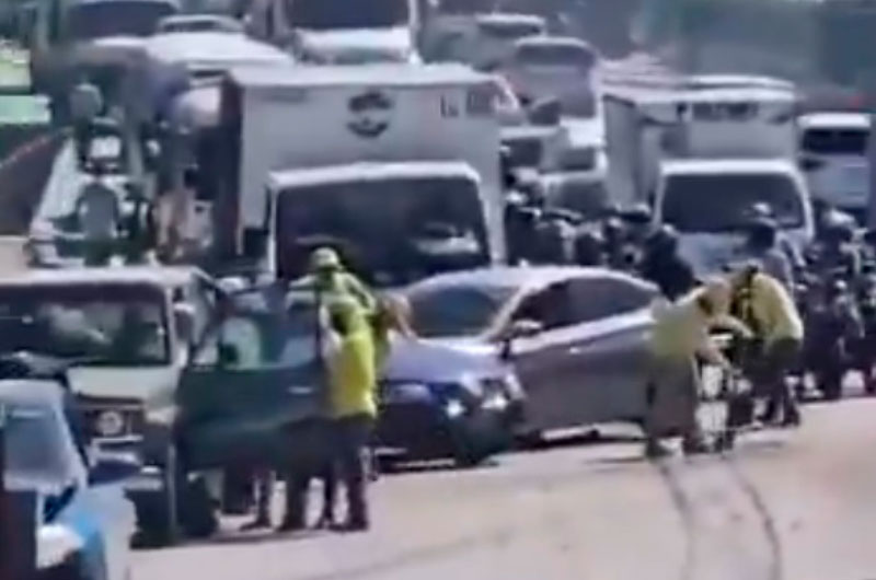 Múltiple accidente ocasiona fuerte carga vehicular en Los Chorros