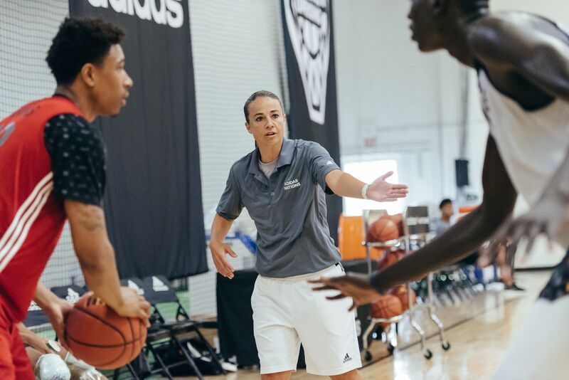 Se cumplen cinco años del debut de Becky Hammon, única mujer en dirigir un partido de la NBA