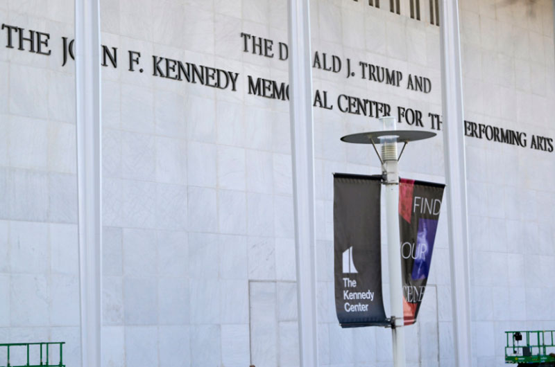 Artistas de EE.UU. cancelan shows en el Centro Kennedy tras añadir el nombre de Trump