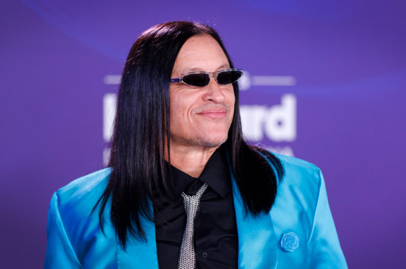 Elvis Crespo anuncia lanzamiento de una versión especial de su último álbum "Poeta Herío"