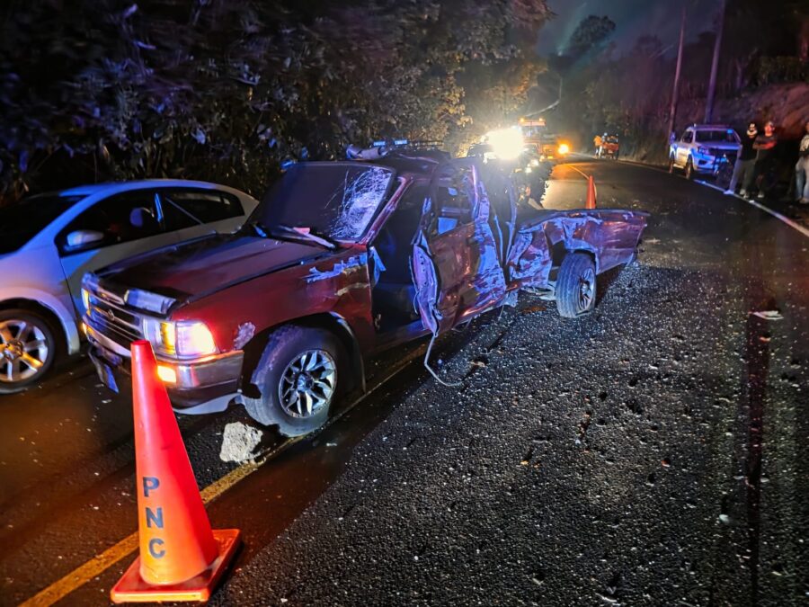Un muerto y cuatro lesionados deja un choque entre microbús y pick up en Apaneca