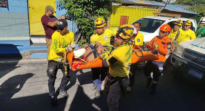 Rescatan a hombre que cayó en río Acelhuate mientras se encontraba en estado de ebriedad