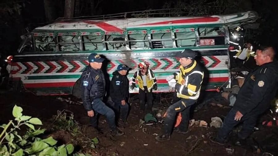 Al menos 15 muertos y casi 20 heridos al caer autobús en barranco, en Guatemala