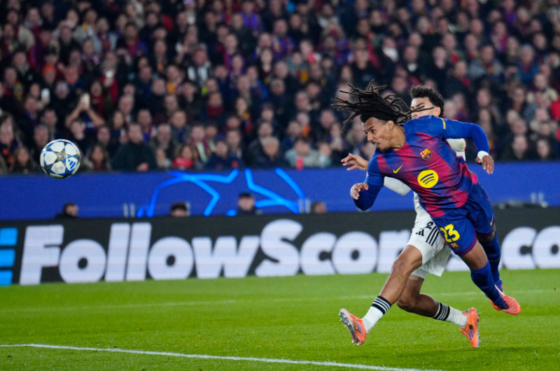 El Barça remonta al Eintracht con dos goles de Kounde