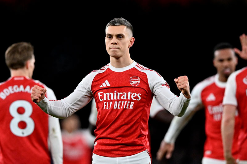 El Arsenal golea 4-1 al Aston Villa y finaliza el año como líder de la Premier