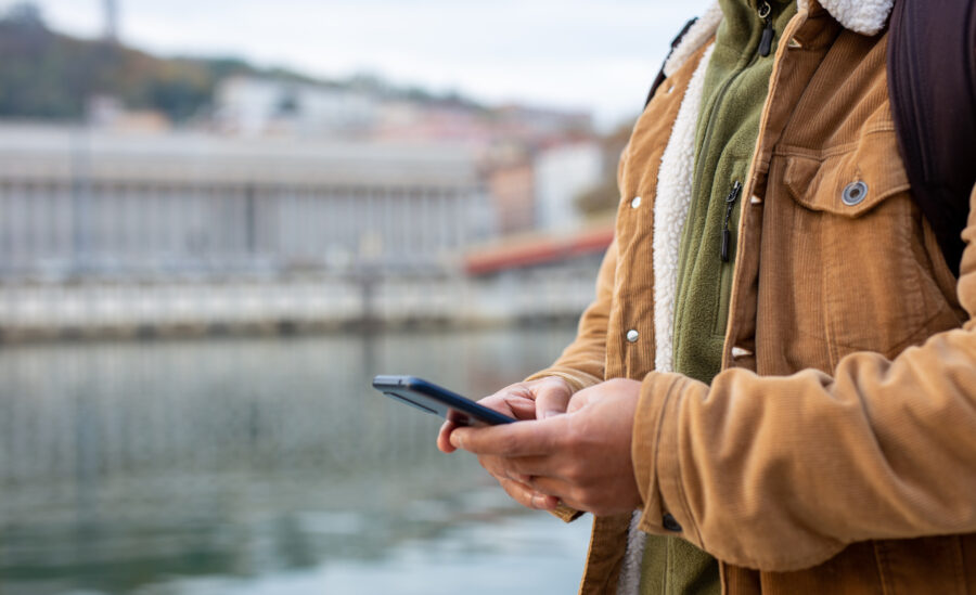 El presidente de Francia quiere una ley a comienzos de 2026 para prohibir el acceso de menores de 16 a redes