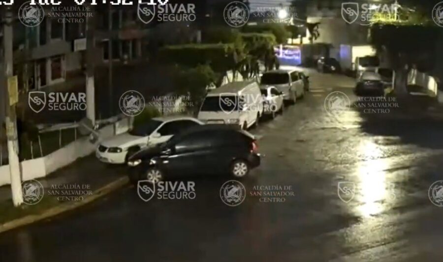 Video: Cámaras de Sivar Seguro registran choque de vehículo contra otro estacionado en la Avenida Bernal