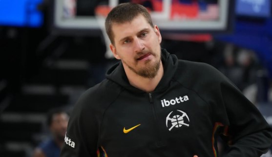 Nikola Jokic, estrella de los Denver Nuggets, sufre hiperextensión de rodilla y estará fuera un mes