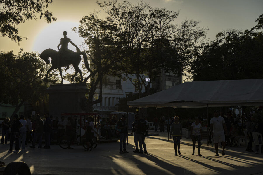 Expertos ven que EEUU apuesta primero por estabilidad, y después democracia, en Venezuela