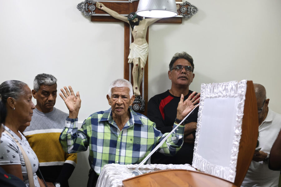 Una ceremonia íntima para despedir a una anciana fallecida durante los ataques de EE.UU.