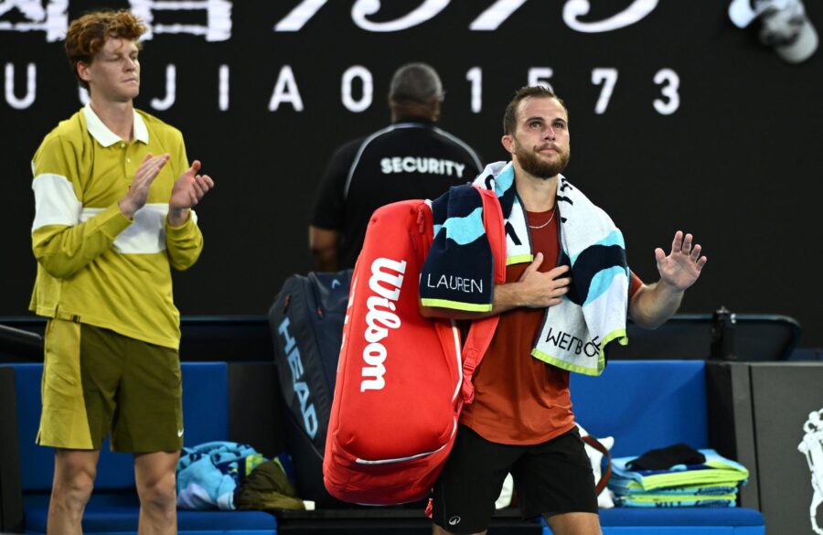 El tenista italiano Jannik Sinner avanza a segunda ronda del Abierto de Australia tras retiro de Hugo Gastón