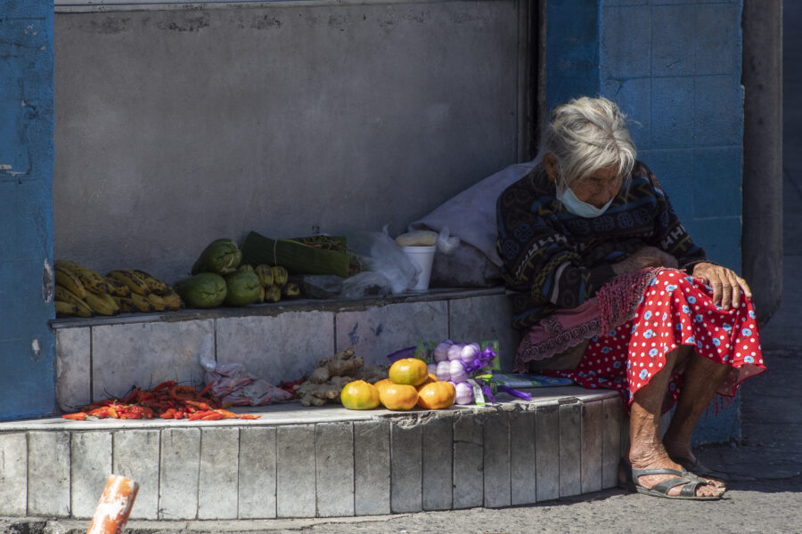 Un 35 % de los adultos mayores de 60 años aún trabajan en El Salvador