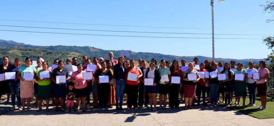 Capacitan a más de 180 mujeres salvadoreñas en el conocimiento de sus derechos