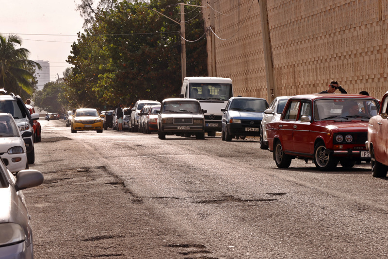 Colas de gasolina crecen en Cuba tras perder crudo venezolano y agravan crisis energética