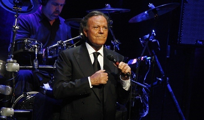 Julio Iglesias ve insólito no tener una copia de la denuncia de sus extrabajadoras