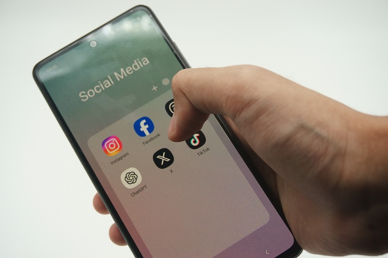 Jóvenes latinoamericanos se informan entre memes y videos cortos, según un estudio