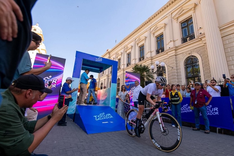 Inicia el Tour El Salvador 2026 con contrarreloj en el Centro Histórico