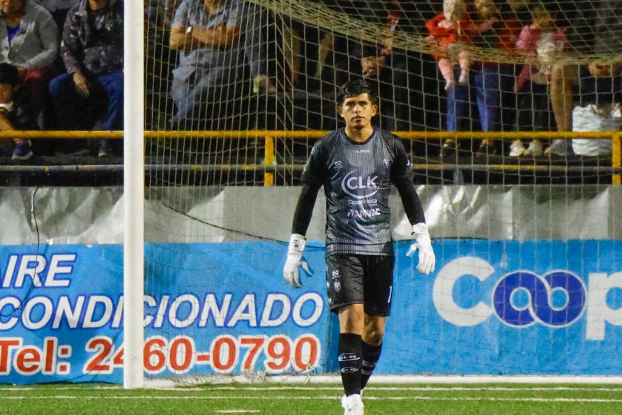 El portero salvadoreño Mario González juega su primer partido con el San Carlos de Costa Rica
