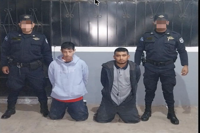 Capturan a dos sujetos por cometer un robo en La Libertad