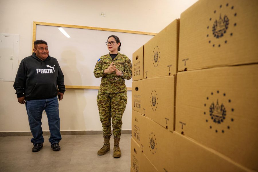 Ministra de Educación verifica entrega de paquetes escolares en centros de Soyapango y San Salvador