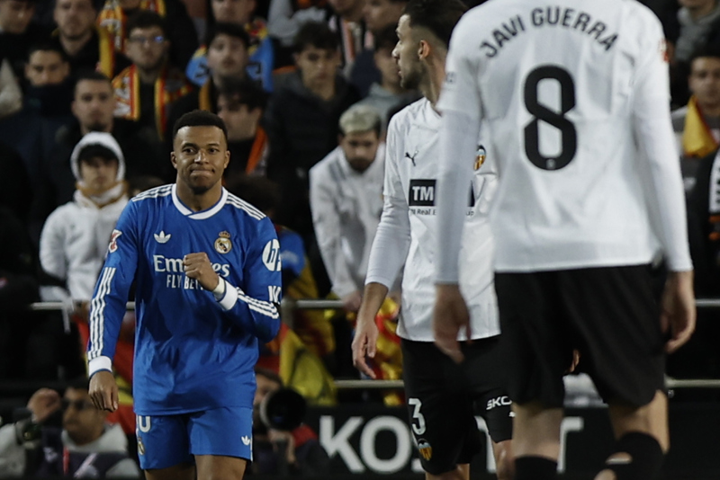 El Real Madrid vence al Valencia y sigue a un punto del Barcelona