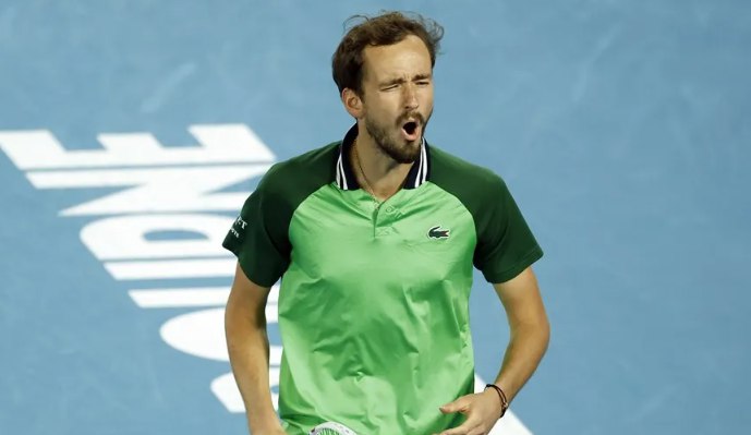 El tenista ruso Daniil Medvedev avanza firme a cuartos en torneo de Dubái