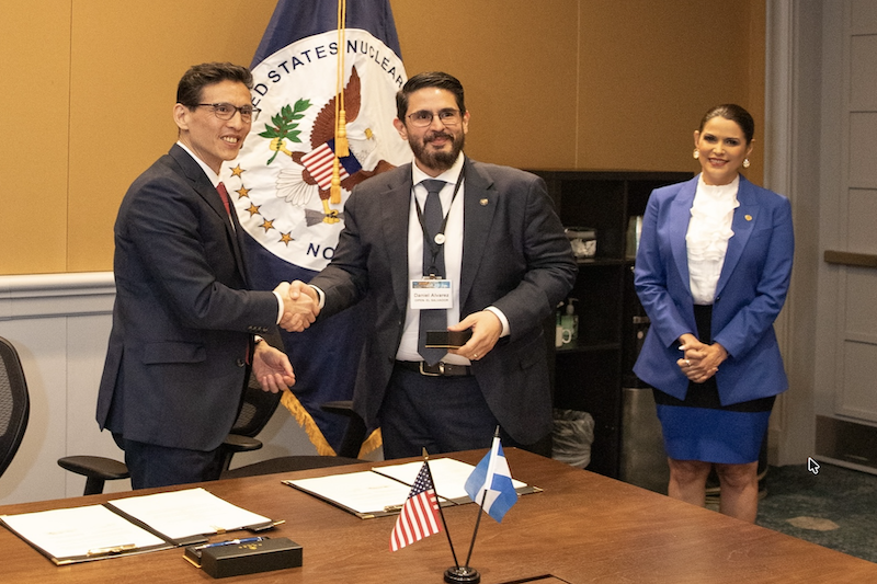 El Salvador firma memorándum con EE. UU. para avanzar en su primer reactor nuclear